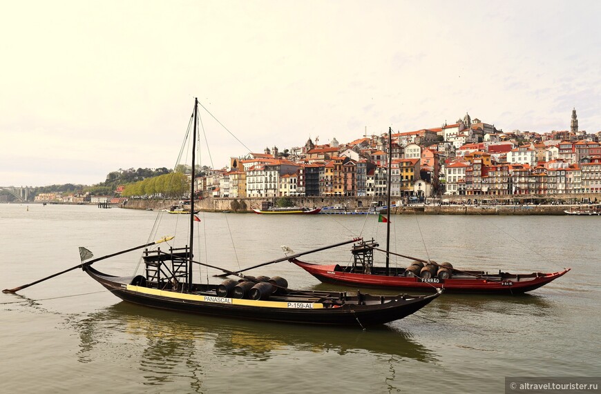 Старинные лодки для перевозки бочек с портвейном на фоне Порту.