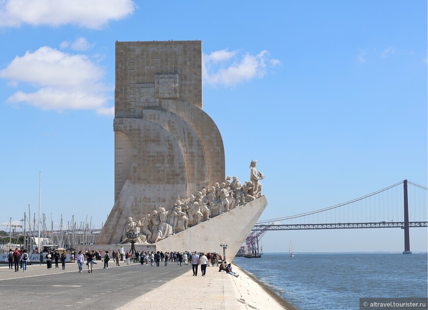 Памятник первооткрывателям на берегу реки Тежу в Лиссабоне.