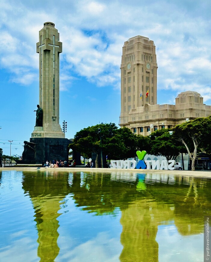 Слева -  Памятник павшим за Испанию (Monumento a los Caidos)