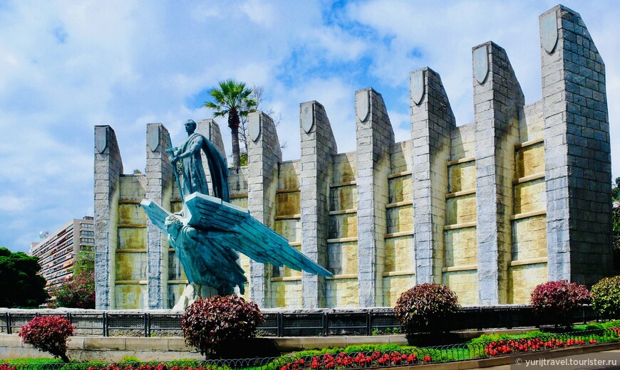 Памятник каудильо (вождь) Франциско Франко в Санта-Круз-де -Тенерифе