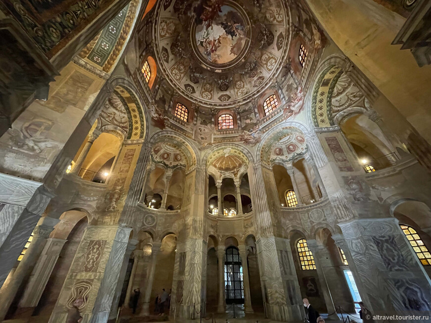 Купол базилики никогда не украшался мозаикой  и сейчас покрыт достаточно посредственной росписью 18-го века.