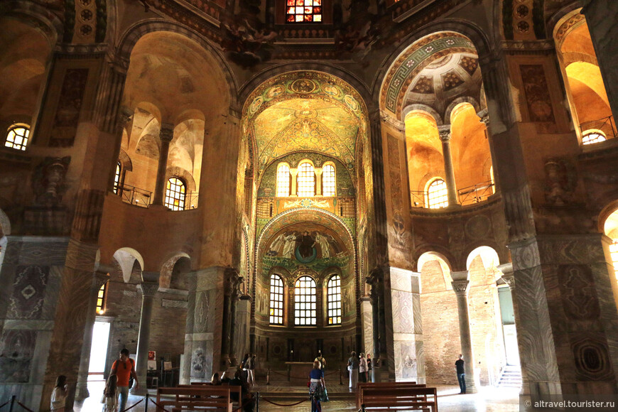 В одной из восьми боковых секций базилики, посередине между входом и выходом, находится «святая святых» храма - его знаменитые мозаики.