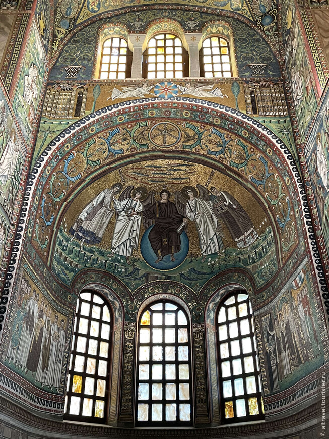 В апсиде находятся самые известные мозаики церкви Сан Витале. На самом её верху (в т. наз. триумфальной арке) видны два ангела с монограммой Христа, а также символически изображенные два важнейших города раннего христианства - Иерусалим и Вифлеем.