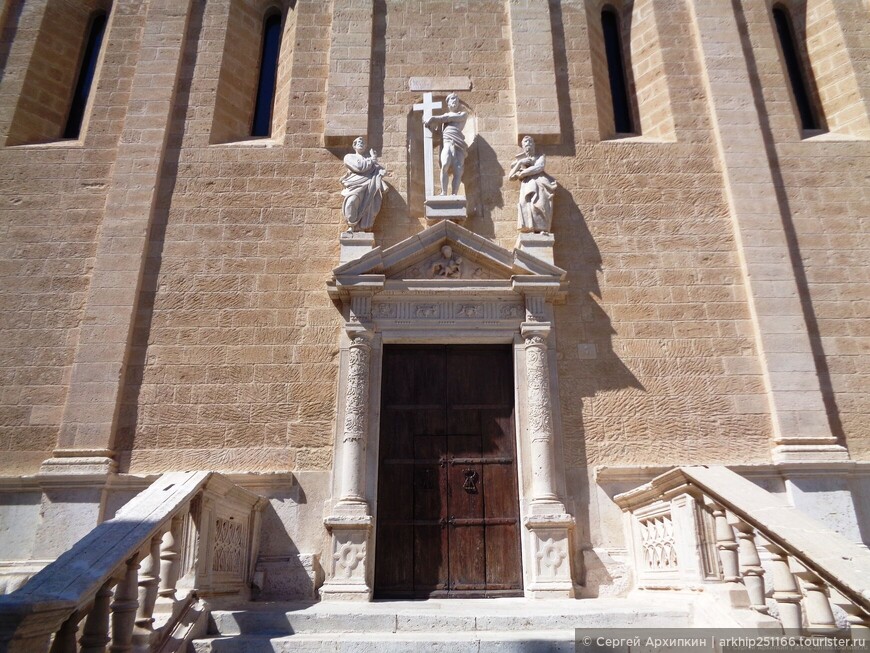 Красивый средневековый собор в Гравина-ин-Пулья — на юге Италии