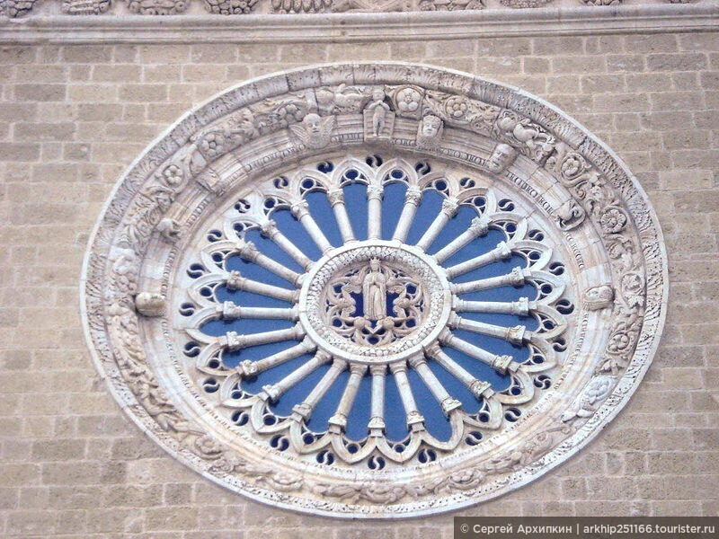 Красивый средневековый собор в Гравина-ин-Пулья — на юге Италии