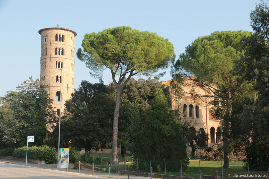 Высокая колокольня базилики (38 м) считается одной из самых элегантных в Равенне.