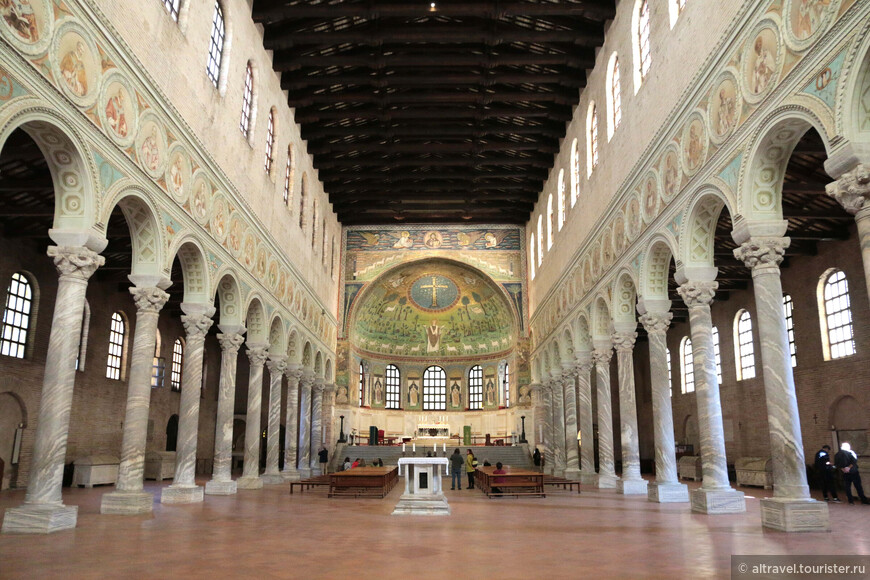 Внутри базилика поражает своими внушительными размерами (55х30 м) и прекрасной освещённостью: свет проникает через высокие окна фасада и многочисленные окна центрального и боковых нефов.