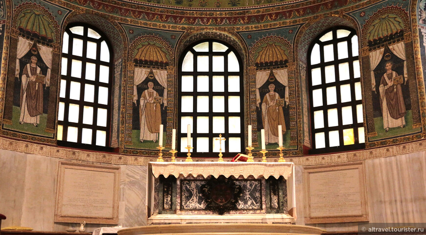 Между окнами апсиды помещены мозаичные портреты четырёх епископов Равенны - преемников святого Аполлинария. Они изображены в одинаковых одеждах с Евангелием в руках в небольших арках с занавесями.