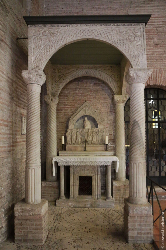 Киворий, перенесённый в базилику из другой церкви, под которым сохранились оригинальные полы.