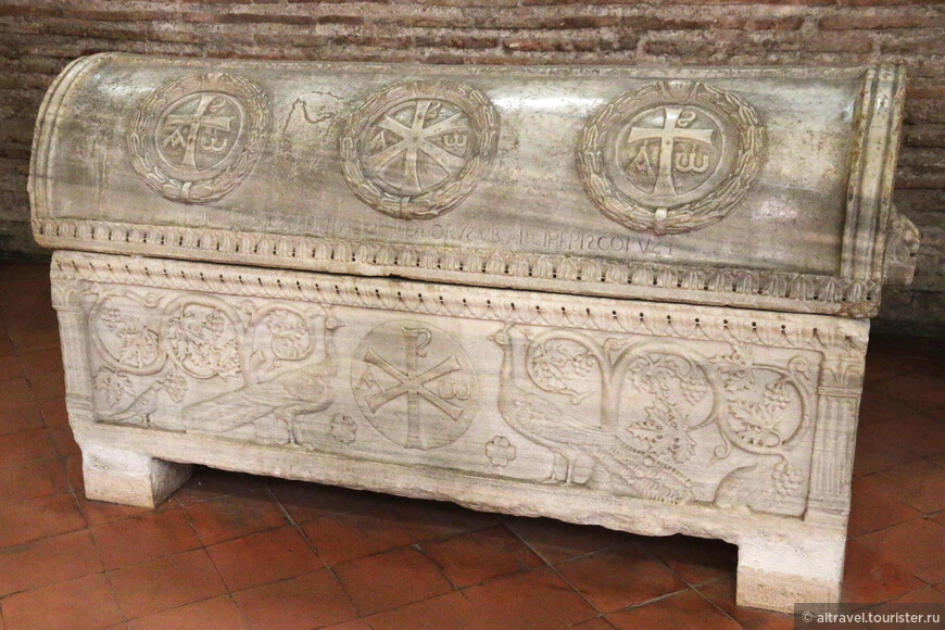Саркофаг епископа Феодора (ⴕ 688), декорированный виноградными лозами (символ причащения), павлинами (символизирующими возрождение к новой жизни), и различными монограммами Христа.