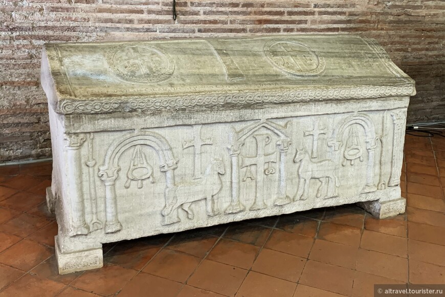 Саркофаг архиепископа Феличе (ⴕ 725) с монограммами, агнцами и вотивными коронами (драгоценный жертвенный вклад в церковь), подвешенными под арками.