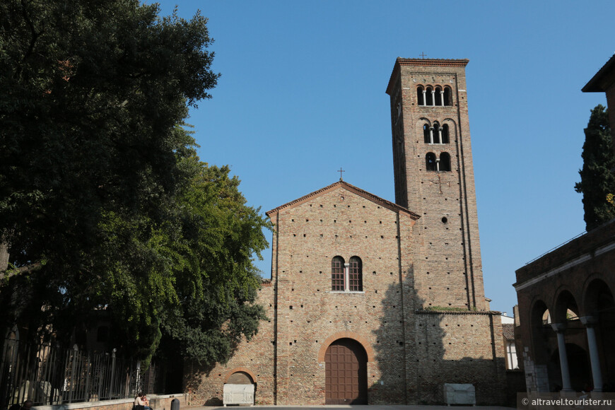Церковь Сан Франческо, где первоначально был похоронен Данте. Сейчас его прах находится в отдельной усыпальнице неподалёку.