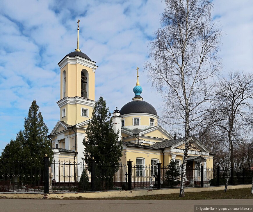 Церковь Косьмы и Дамиана в Болшево (18 век) на бывшем подворье князя Петра Одоевского. Впрочем, и дом Дурылина построен на месте бывшей княжеской усадьбы.