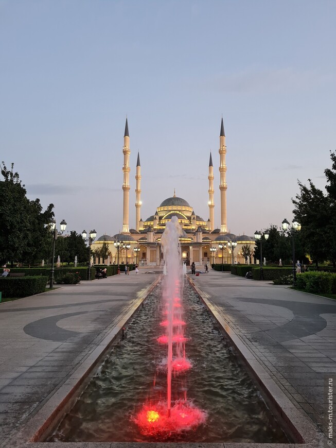 Аллея фонтанов перед мечетью