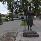 Памятник учительнице 
