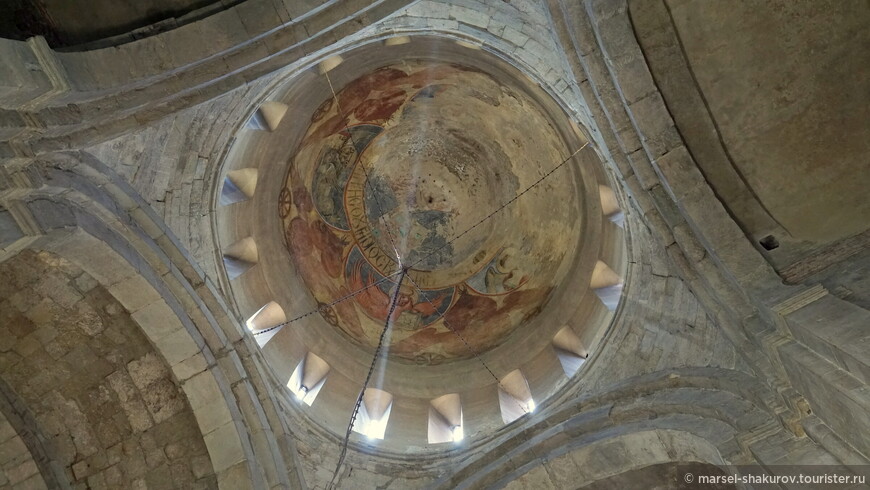 Купол напоминает церкви в Византийском стиле, и это неслучайно. Грузия никогда не входила в Византийскую империю, но архитекторы вдохновлялись при строительстве константинопольскими храмами
