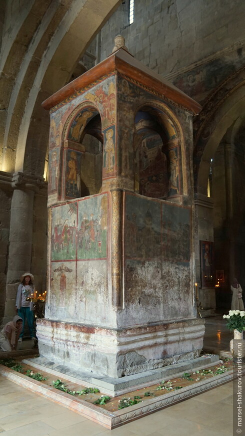 Столп - остатки дерева, которое проросло на могиле Святой Сидонии, которую, по легенде, похоронили завернутой в хитон Христа