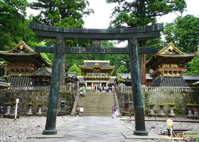 Центральная часть святилища Тосё-гу. Здания храмового комплекса расположены на нескольких разноуровневых площадках, связанных между собой лестницами.