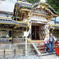 Самые высоко расположенные ворота комплекса называются Кара-мон и тоже богато украшены. Они выполнены в китайском стиле и охраняются изображениями львов и драконов.