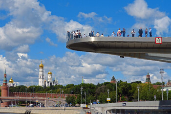 В Москве закрылся парящий мост в парке «Зарядье» 