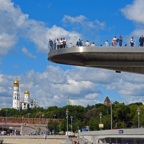 В Москве закрылся парящий мост в парке «Зарядье» 