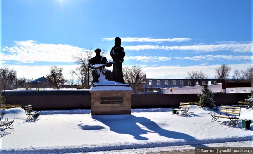 Памятник казахскому кюйши на астраханской земле