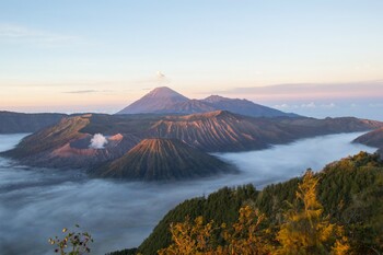 В Индонезии вновь извергается вулкан Руанг