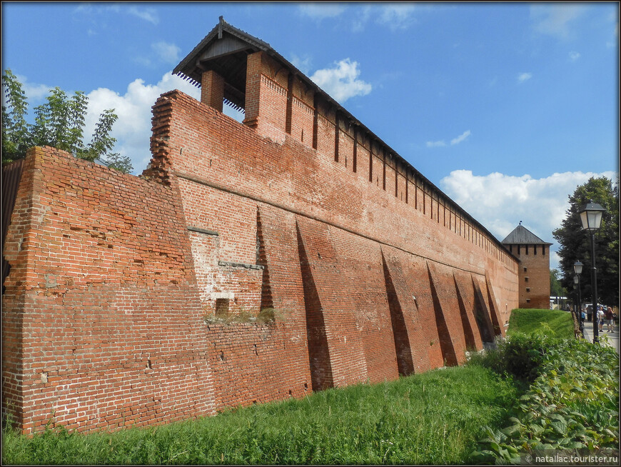 Сохранившийся отреставрированный участок стены Коломенского Кремля, в конце которой стоит Ямская или Троицкая башня. 