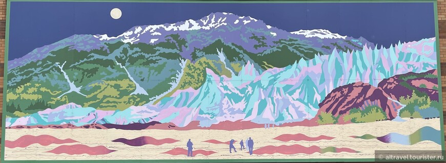 Панно с изображением ледника Экзит (о нём чуть позже).