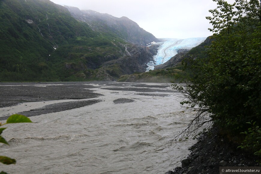 Бурная речка с талой водой из ледника.