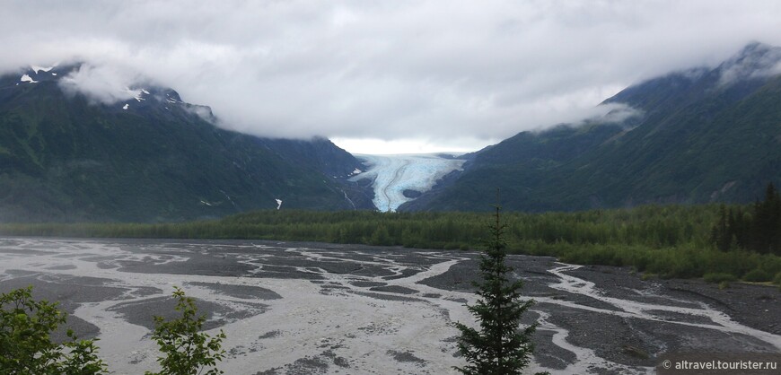 Фотография 2011 года на информационном щите и нынешний вид ледника. Видно, как он заметно уменьшился.