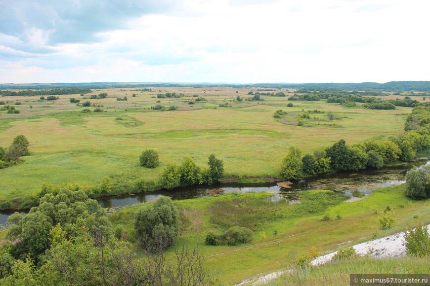 Монастырь, граница, аисты