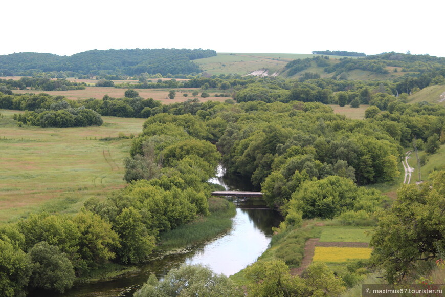 Монастырь, граница, аисты