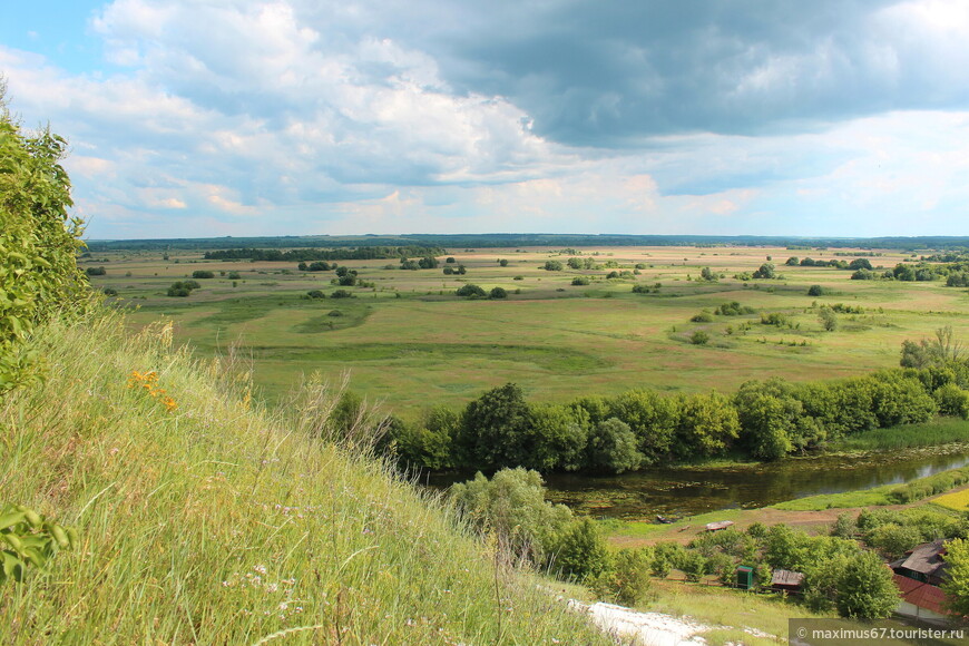 Монастырь, граница, аисты