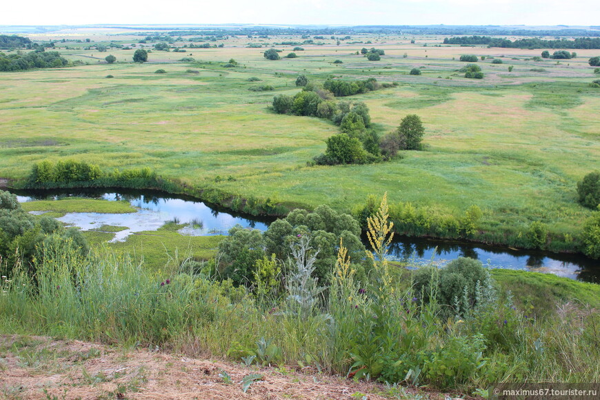 Монастырь, граница, аисты