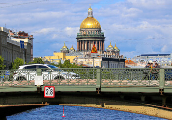 В Петербурге автобус с пассажирами упал в реку, есть погибшие  
