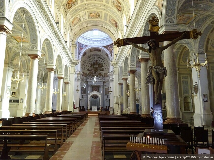 Кафедральный собор Сан-Лоренцо с картиной Караваджо в Трапани на западе Сицилии