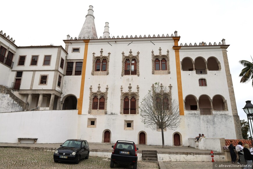 Правое крыло дворца было пристроено в начале 16-го века по приказу короля Мануэля I. Это в честь него назван популярный в Португалии архитектурный стиль мануэлино.