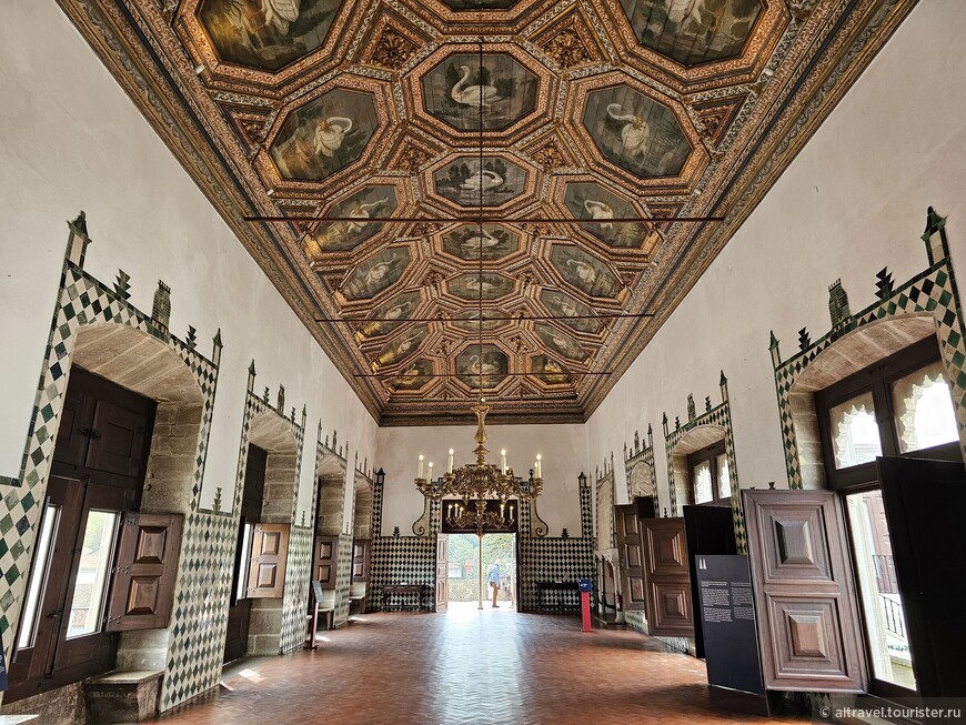 Лебединый зал (Sala dos Cisnes) получил название из-за изображений лебедей на потолке. Это была самая большая комната во дворце, которая использовалась для приемов и банкетов. Росписи потолка датируются 15-м веком, но зал был отреставрирован после лиссабонского землетрясения 1755 г.