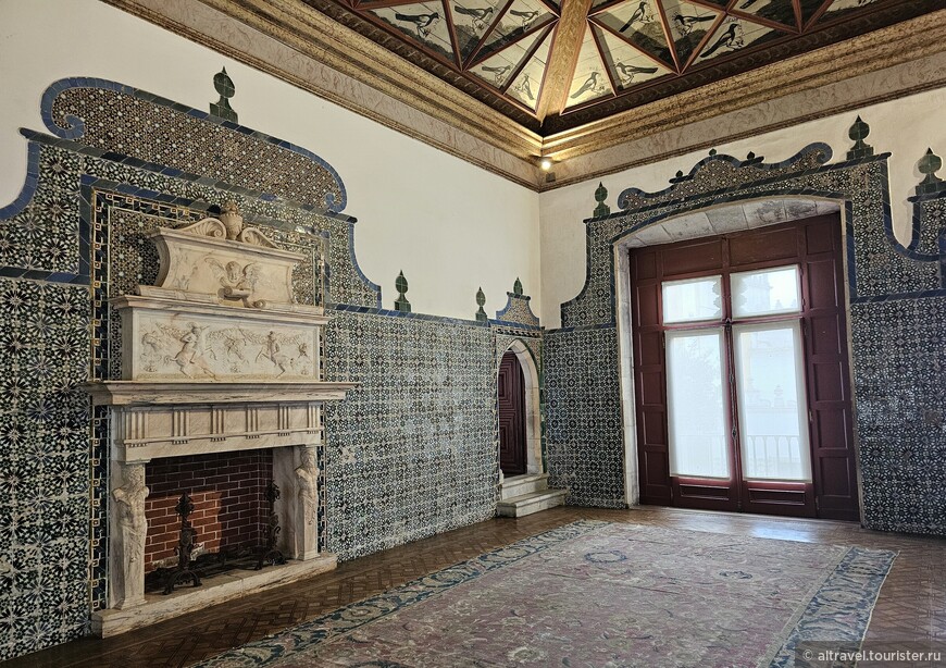 Зал сорОк (Sala das Pegas) выделяется очень красивой глазурованной плиткой на стенах и необычной росписью потолка.
