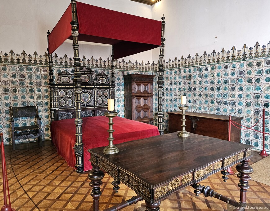 Спальня короля Себастьяна. Этот король, в юном возрасте пропавший без вести на войне в Марокко, очень почитается в Португалии (подробнее о нем - в рассказе про лиссабонский Белен).