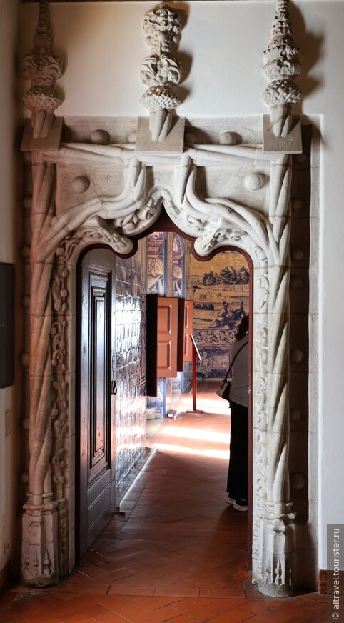 Портал, оформленный в стиле мануэлино, ведет в главное помещение дворца - Гербовый зал.