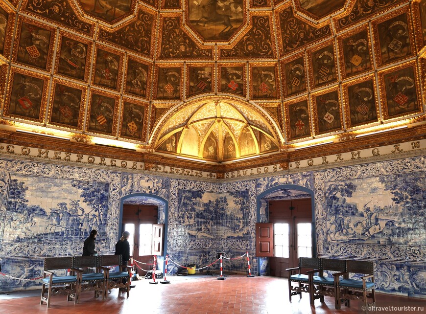 На богато декорированном деревянном потолке - многочисленные гербы: короля, инфантов и 72-х аристократических семейств Португалии.