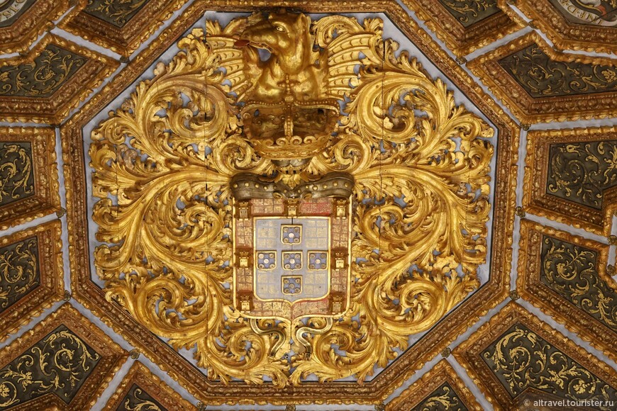 В вершине купола сияет королевский герб.