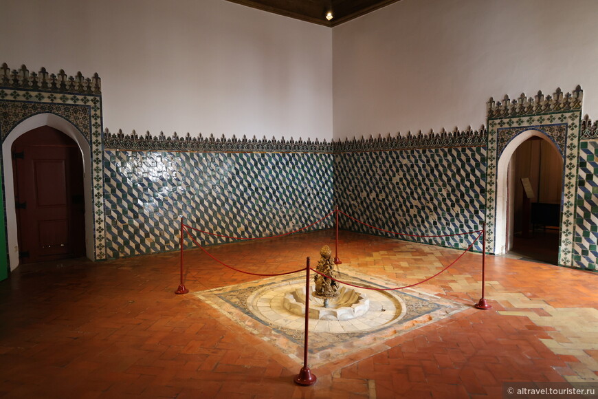 Арабская, или мавританская комната. В начале 15-го столетия это была спальня короля Жуана I. Нынешнее оформление помещения, с традиционным мавританским фонтаном в центре, относят к началу 16-го века. Обратите внимание на стены, оформленные геометрической композицией из керамической плитки.