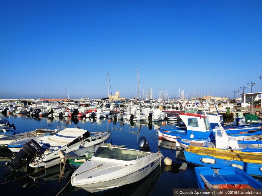 Центральная набережная с морским портом и морским рынком в Трапани на Западе Сицилии