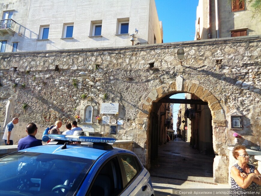 Северная набережная Трапани на Западе Сицилии — с арабской крепостной стеной, фортами испанцев и рыбными ресторанами