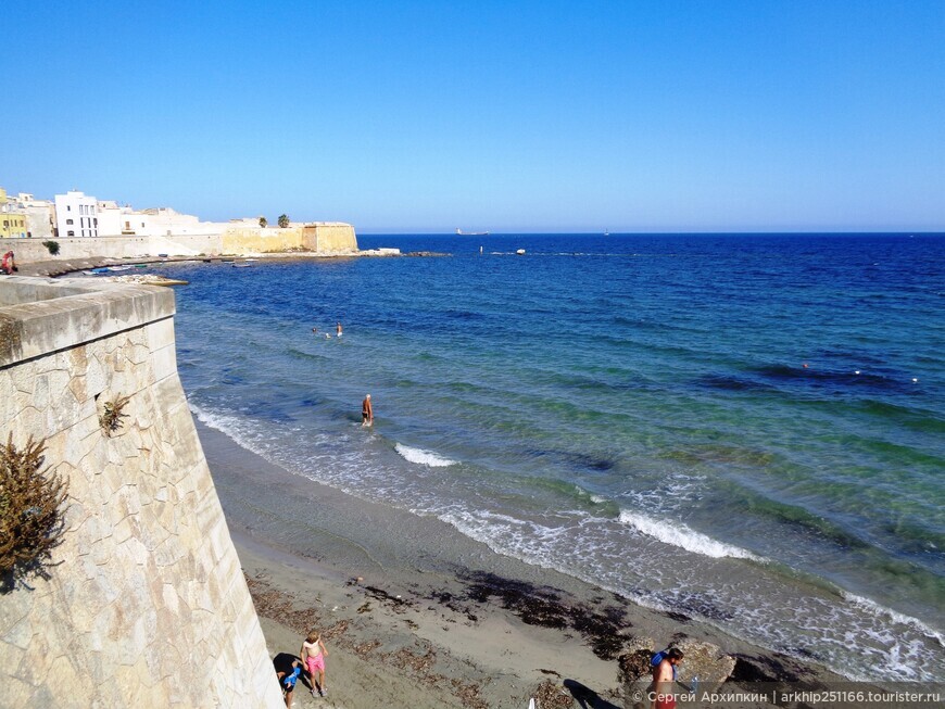 Северная набережная Трапани на Западе Сицилии — с арабской крепостной стеной, фортами испанцев и рыбными ресторанами