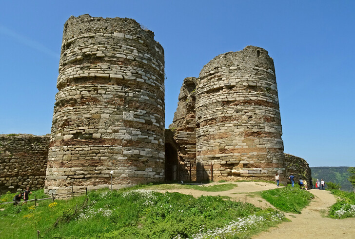 Руины генуэзской крепости Йорос на холме, у подножия которого раскинулась рыбацкая деревушка Анадолу Кавагы. 