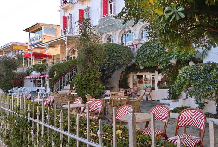 Исторический Splendid Palace Hotel (1908 год) на острове Бююкада, его посещал сам Мустафа Кемаль Ататюрк. 
